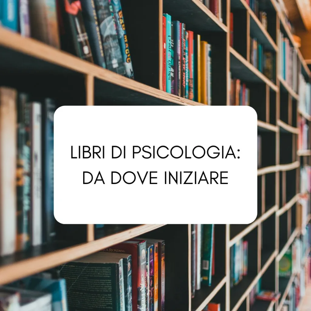 Scaffale pieno di libri con la scritta "Libri di psicologia: da dove iniziare"