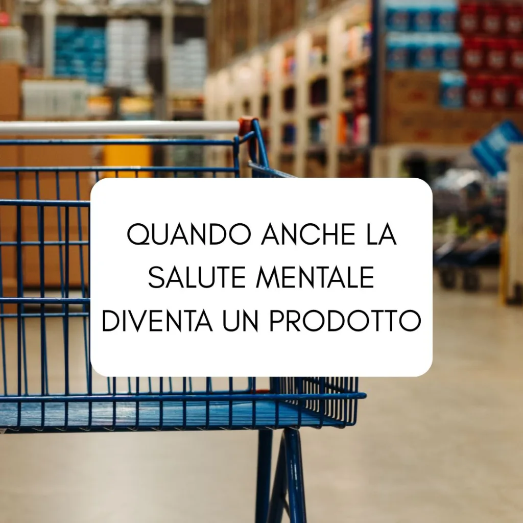 Carrello del supermercato davanti agli scaffali, immagine utilizzata per un articolo sul rapporto tra salute mentale, psicologia e logica del consumo.