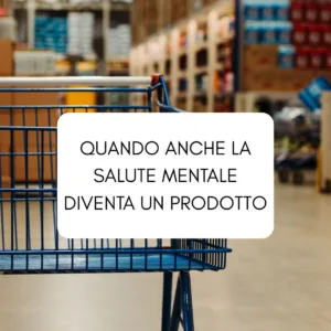 Carrello del supermercato davanti agli scaffali, immagine utilizzata per un articolo sul rapporto tra salute mentale, psicologia e logica del consumo.