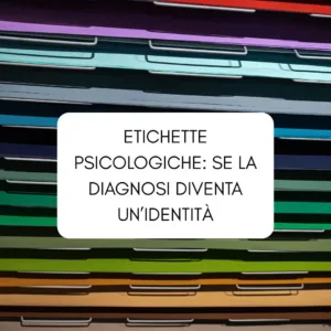 L'immagine mostra delle cartelle cliniche con sopra la scritta "Etichette psicologiche: se la diagnosi diventa un'identità"