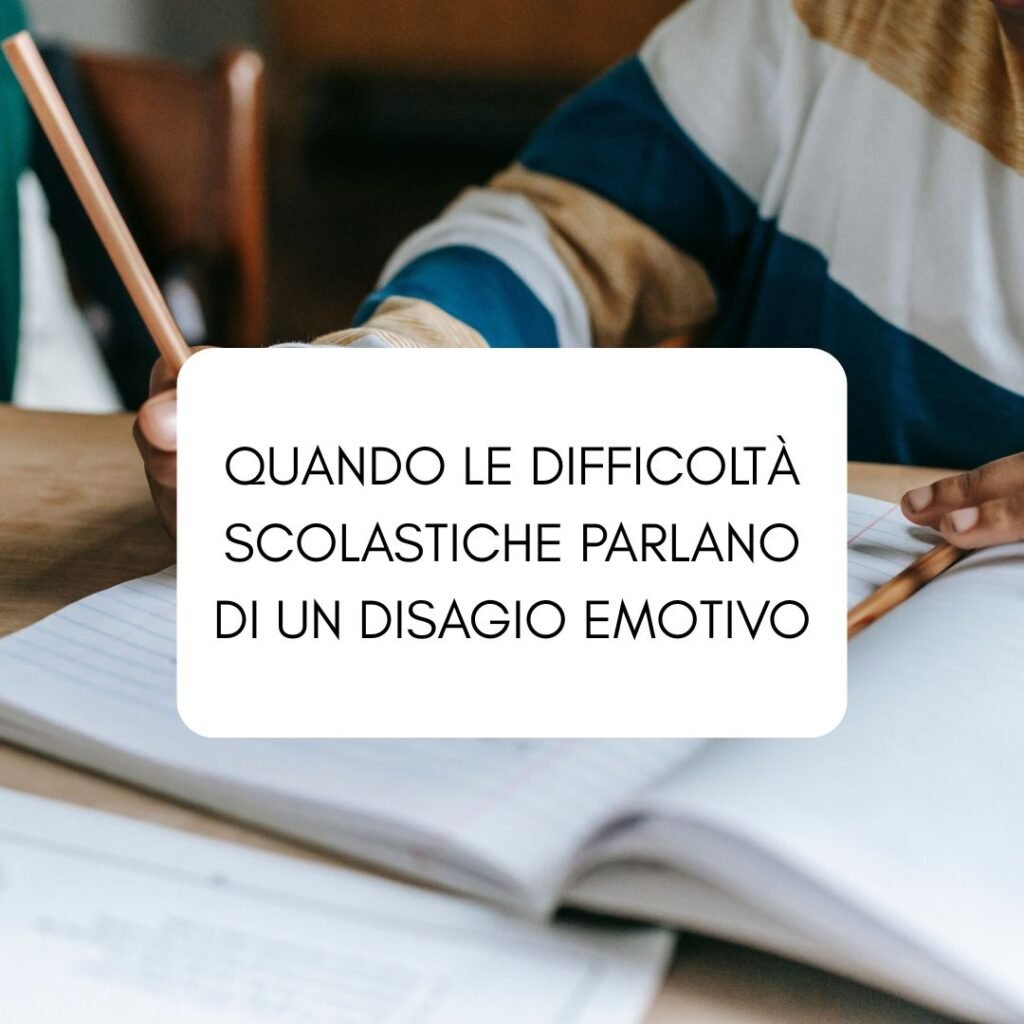 Primo piano delle mani di un bambino che scrive su un quaderno, seduto al banco di scuola, in sovrimpressione la scritta "Il legame tra difficoltà scolastiche e disagio emotivo"